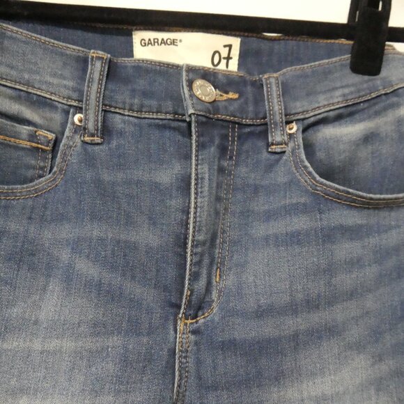 GARAGE - High Rise | size 7 | Classic Blue Jeans with Faded Design - Picture 4 of 16